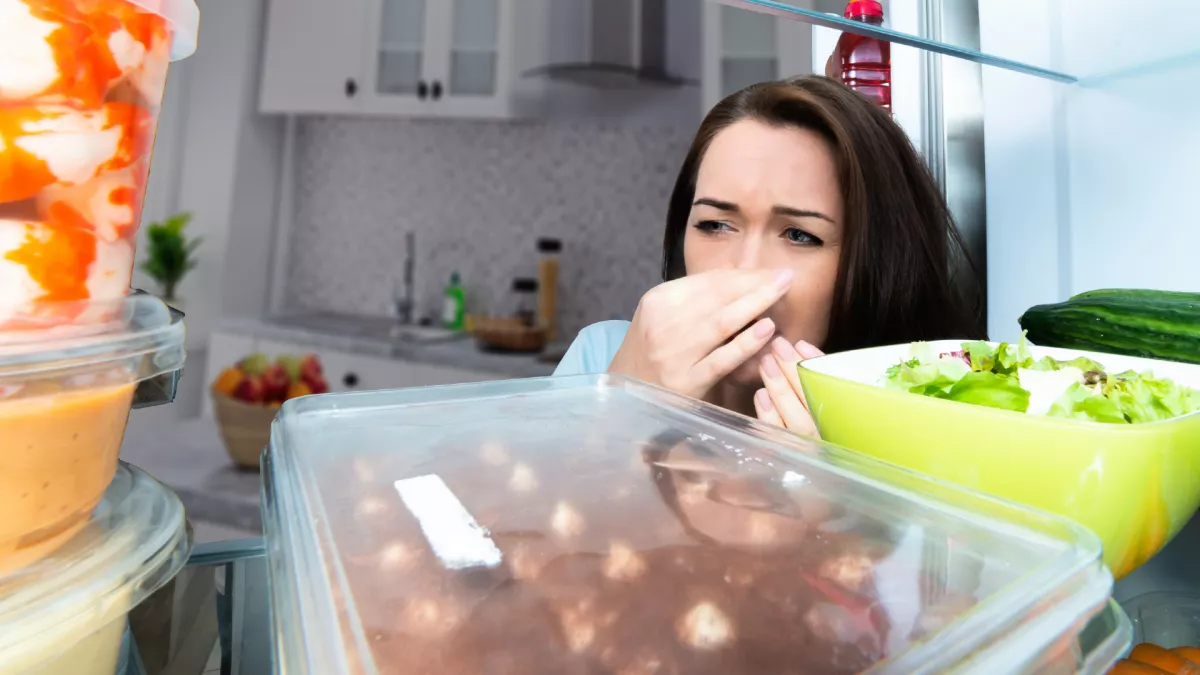 Szaga van a hűtőszekrénynek? Ez a meglepő trükk azonnal segít