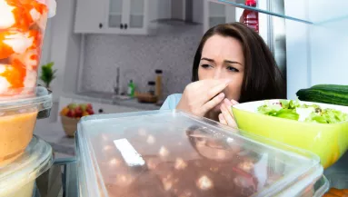 Szaga van a hűtőszekrénynek? Ez a meglepő trükk azonnal segít