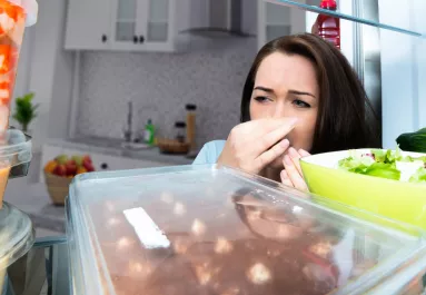 Szaga van a hűtőszekrénynek? Ez a meglepő trükk azonnal segít