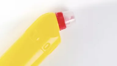 Lefolyótisztítót öntött egy baba szájába: ítélet született a volt bölcsődei dolgozó ügyében