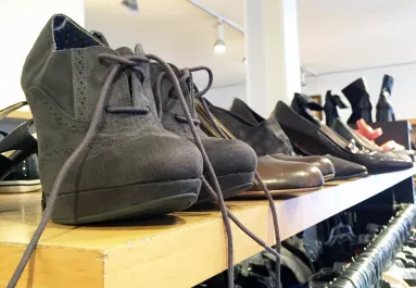 Meglátta a luxuscsizma árát a turkálóban a nő és eleredtek a könnyei