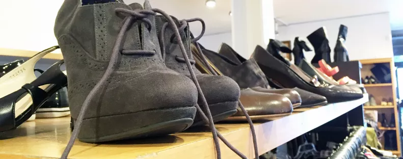 Meglátta a luxuscsizma árát a turkálóban a nő és eleredtek a könnyei