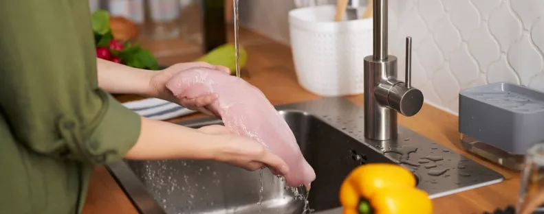 Nagyon veszélyes: ezért ne öblítsd le soha a nyers húst