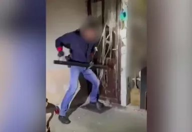 Rátörték a zsaruk az ajtót a 60 éves kőbányai nagyira: de a két unokáját is elvitték