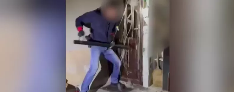 Rátörték a zsaruk az ajtót a 60 éves kőbányai nagyira: de a két unokáját is elvitték