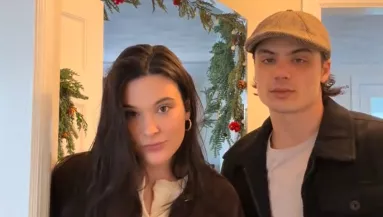 Pénzt talál a pár a felújítás során a falban: először nevetnek, majd érzelmessé válik a helyzet