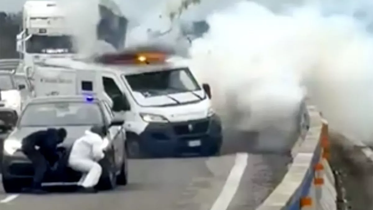 Egy autós vette videóra: álarcos támadók robbantottak fel egy páncélozott teherautót az autópályán