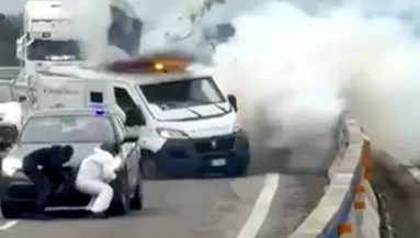 Egy autós vette videóra: álarcos támadók robbantottak fel egy páncélozott teherautót az autópályán