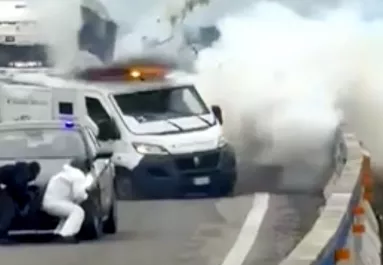 Egy autós vette videóra: álarcos támadók robbantottak fel egy páncélozott teherautót az autópályán