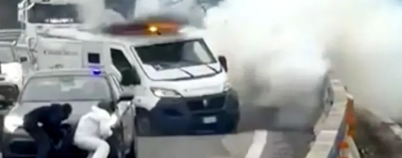 Egy autós vette videóra: álarcos támadók robbantottak fel egy páncélozott teherautót az autópályán