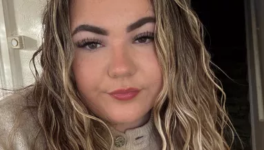 Azt hitte, a kutya: benézett a takaró alá Nati, és sikításban tört ki