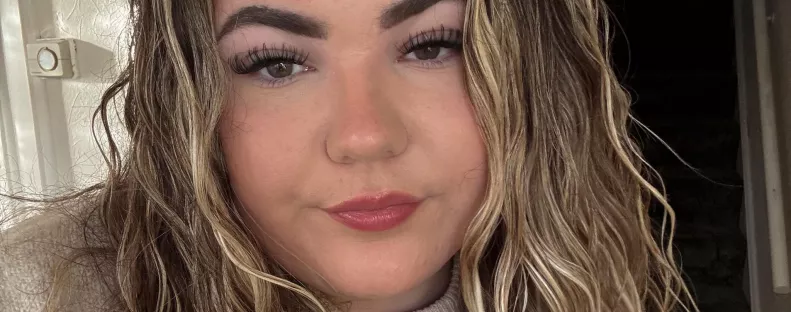 Azt hitte, a kutya: benézett a takaró alá Nati, és sikításban tört ki