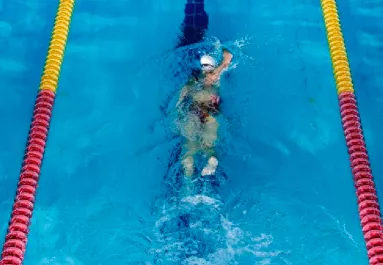 Az uszodában leselkedett a halál? A 27 éves Juli úszásoktatás után hunyt el