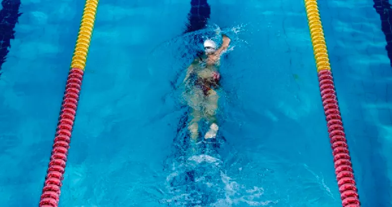 Az uszodában leselkedett a halál? A 27 éves Juli úszásoktatás után hunyt el