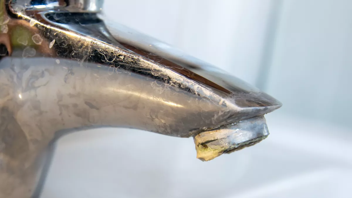 A legmakacsabb vízkövet is lemarja a csaptelepről ez a filléres, vegyszermentes szer