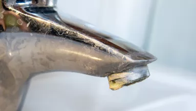 A legmakacsabb vízkövet is lemarja a csaptelepről ez a filléres, vegyszermentes szer