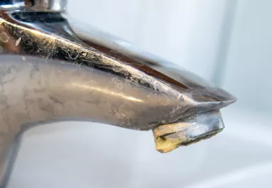 A legmakacsabb vízkövet is lemarja a csaptelepről ez a filléres, vegyszermentes szer