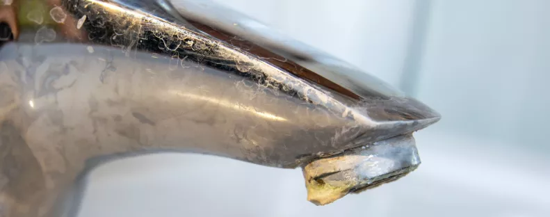 A legmakacsabb vízkövet is lemarja a csaptelepről ez a filléres, vegyszermentes szer