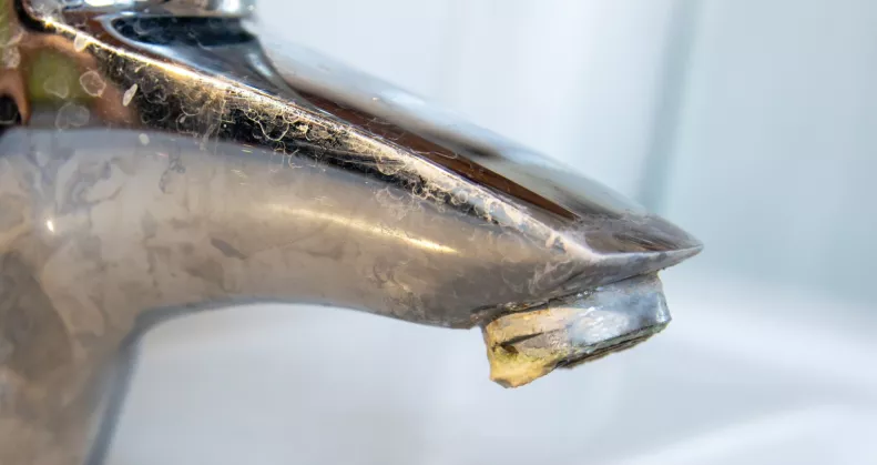 A legmakacsabb vízkövet is lemarja a csaptelepről ez a filléres, vegyszermentes szer