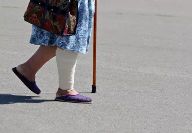 Odalépett a 88 éves nénihez a férfi Kazincbarcikán: amit ezután tett, az borzalmas