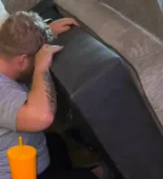 Használt kanapét vesz a pár: aztán hirtelen zajokat hallanak belülről