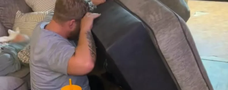 Használt kanapét vesz a pár: aztán hirtelen zajokat hallanak belülről