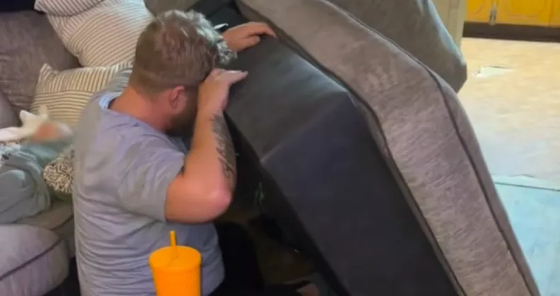 Használt kanapét vesz a pár: aztán hirtelen zajokat hallanak belülről