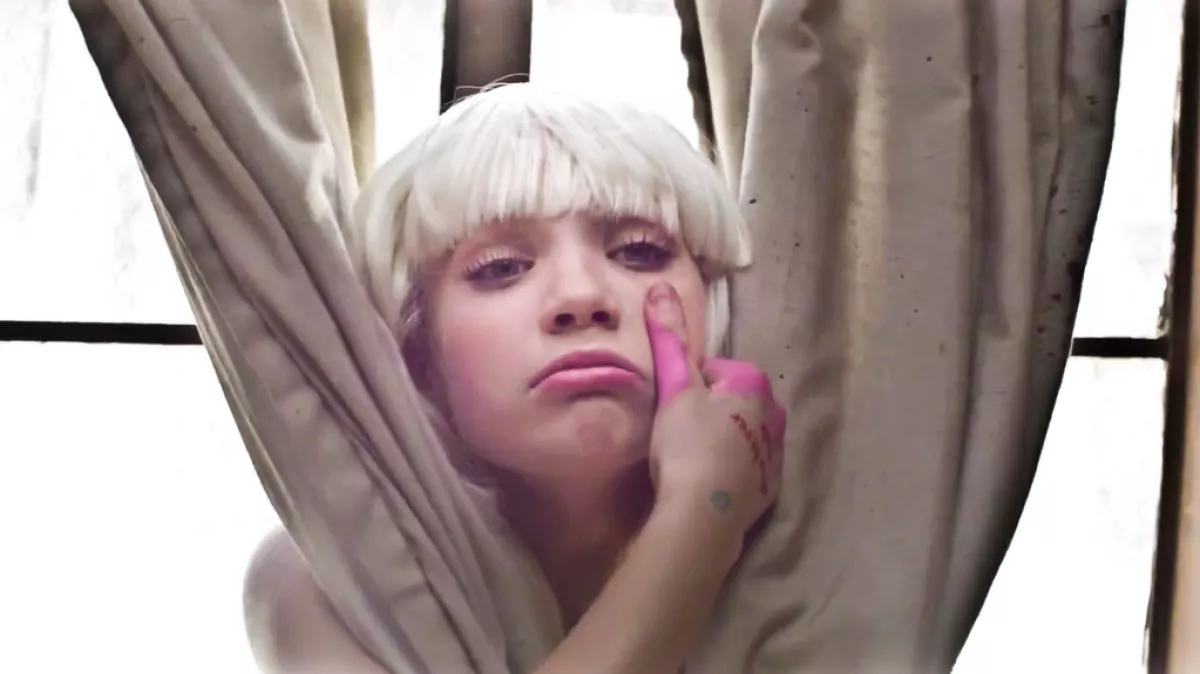 23 évesen mindenét megmutatja: a Sia klipben táncoló kislányból gyönyörű nő lett