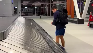A poggyászára vár a srác a reptéren: ami ehelyett megjelenik a futószalagon, lesújtja