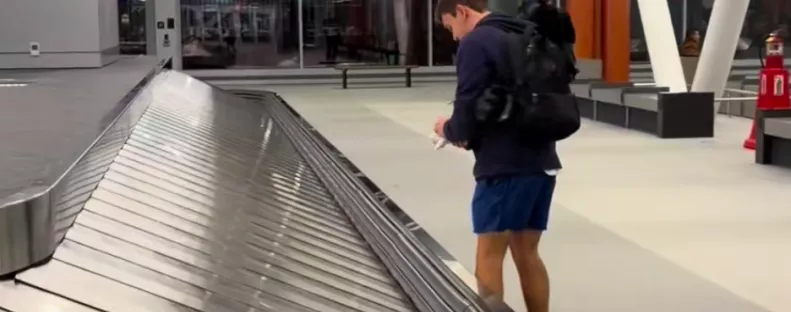 A poggyászára vár a srác a reptéren: ami ehelyett megjelenik a futószalagon, lesújtja