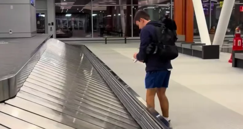 A poggyászára vár a srác a reptéren: ami ehelyett megjelenik a futószalagon, lesújtja