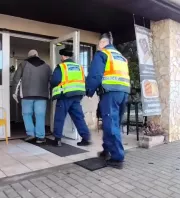 Belenéztek Noémi táskájába a zsaruk Kartalon: 3 férfi és egy M3-as melletti büfé is megszívta