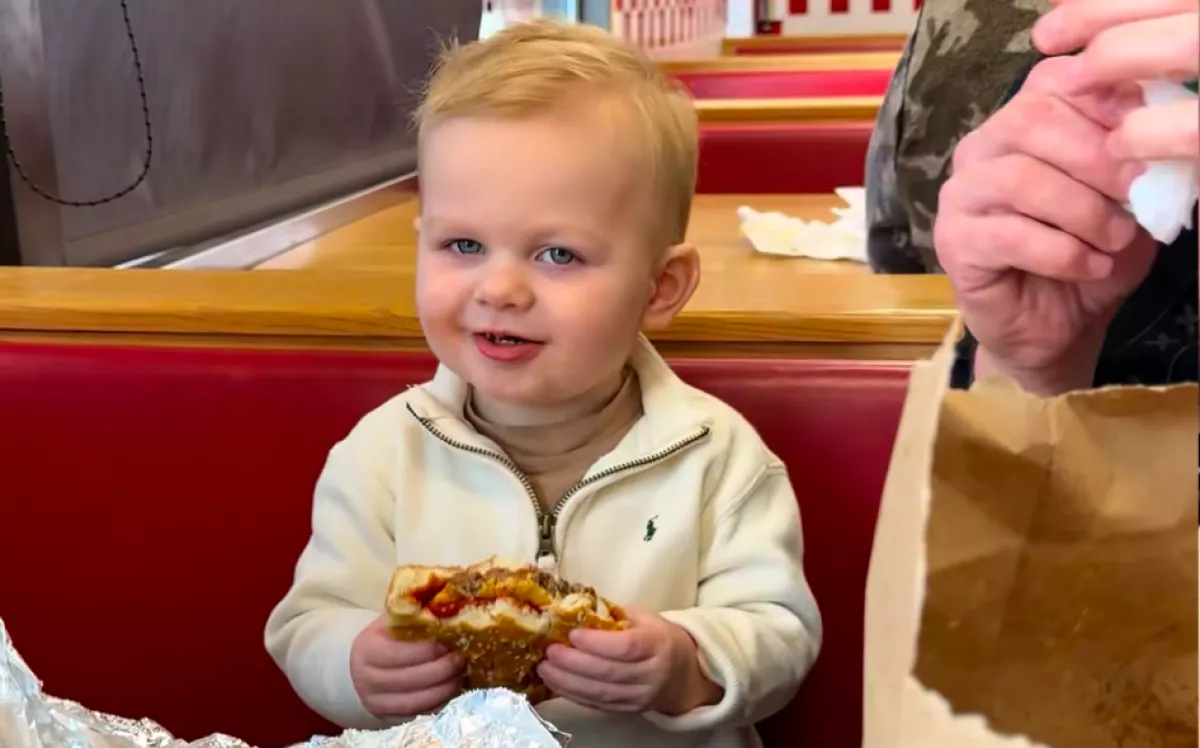 Először eszik sajtburgert a kisfiú: a reakciója földöntúli
