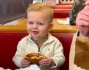 Először eszik sajtburgert a kisfiú: a reakciója földöntúli