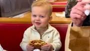 Először eszik sajtburgert a kisfiú: a reakciója földöntúli
