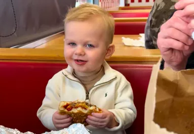 Először eszik sajtburgert a kisfiú: a reakciója földöntúli