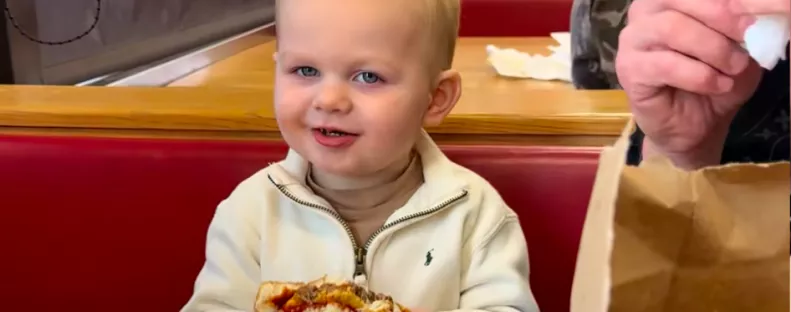 Először eszik sajtburgert a kisfiú: a reakciója földöntúli