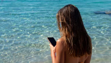 TikTok-videókat nézett a lány a nyaraláson: amikor a család hazaért, jött a sokk