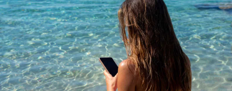 TikTok-videókat nézett a lány a nyaraláson: amikor a család hazaért, jött a sokk