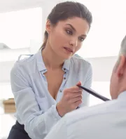 Ez a 4 mondat leplezi le: bejössz a főnöködnek