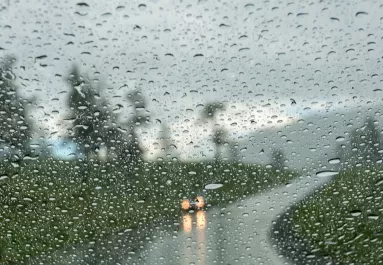 70 km/h-s szél, zivatarok és jég: 4 vármegyére frissítették a riasztást