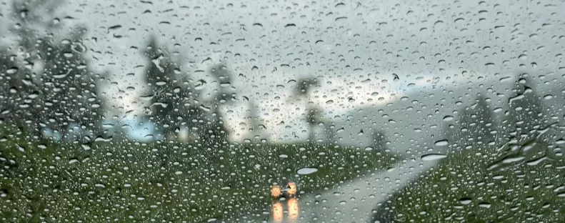 70 km/h-s szél, zivatarok és jég: 4 vármegyére frissítették a riasztást