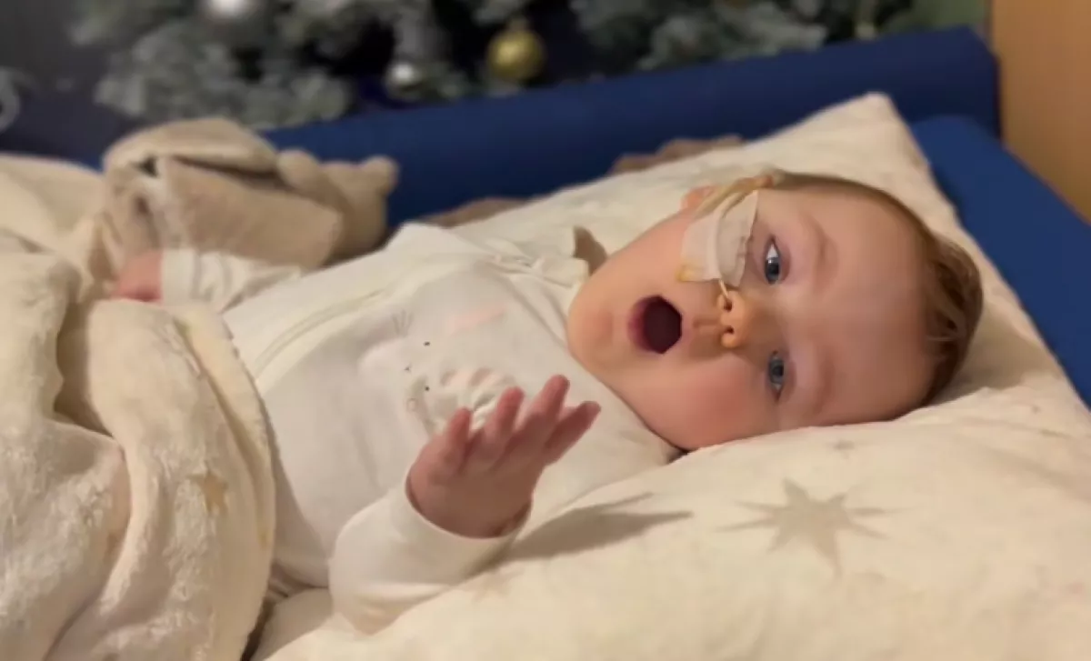 Egy észrevétlen korona-fertőzés után: a kisbaba hirtelen kővé dermedt