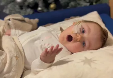 Egy észrevétlen korona-fertőzés után: a kisbaba hirtelen kővé dermedt