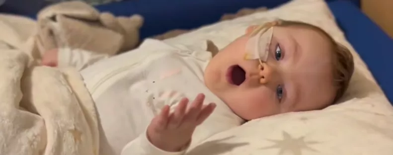 Egy észrevétlen korona-fertőzés után: a kisbaba hirtelen kővé dermedt