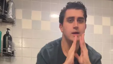 Elromlik a férfi mosógépe: amit tesz, az felrobbantja a TikTok-ot