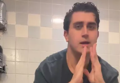 Elromlik a férfi mosógépe: amit tesz, az felrobbantja a TikTok-ot