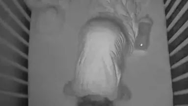 Éjszaka vándorolt el a baba kiságya: amikor az anya megnézte a kamerát, leesett az álla