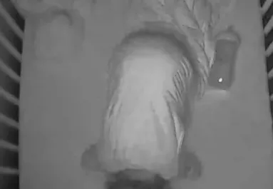 Éjszaka vándorolt el a baba kiságya: amikor az anya megnézte a kamerát, leesett az álla