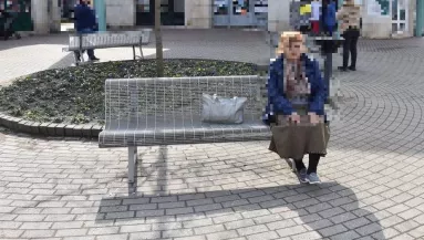 Odaugrott a padon ülő 74 éves nénihez egy férfi Salgótarjánban: amit tett, borzalmas
